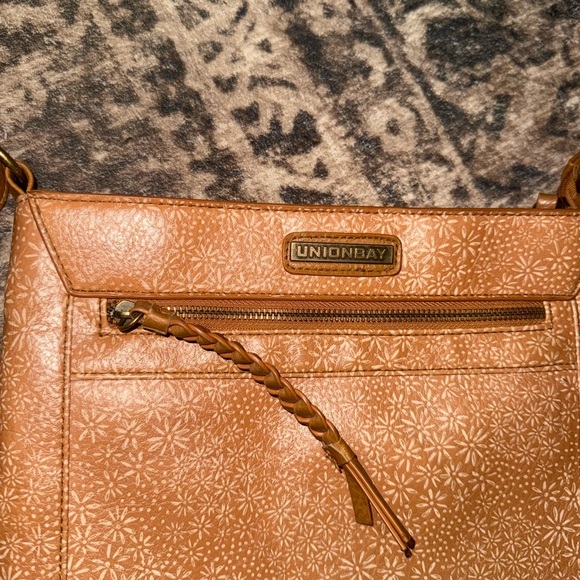 UNIONBAY Tan Crossbody Bag with Gold Zipper - Picture 3 of 7